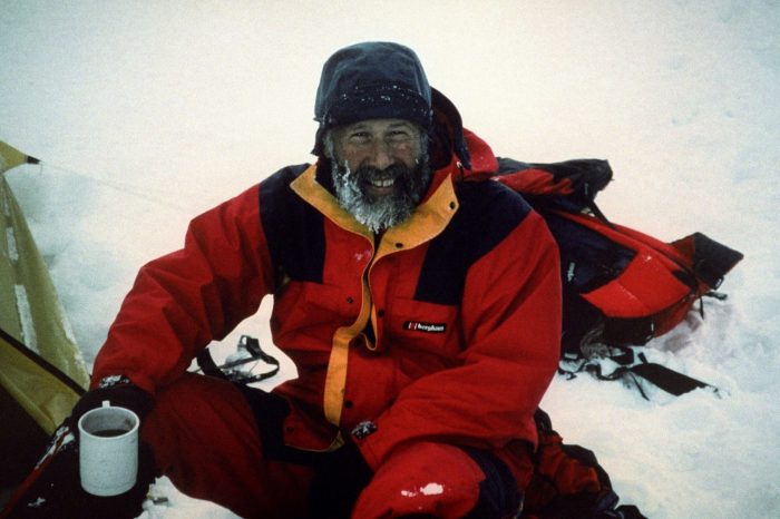 „Everestul mi-a provocat lacrimi” : Sir Chris Bonington despre experiențele personale în alpinism